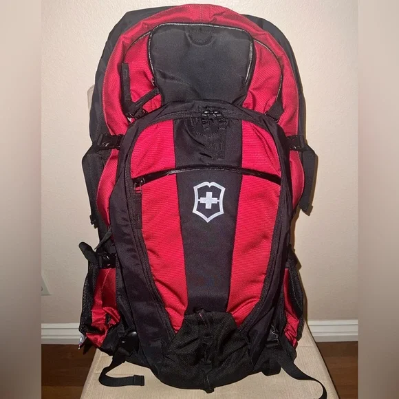 NWT VICTORINOX Swiss Army Conversion Pack Backpack with detachable pack - Picture 4 of 16